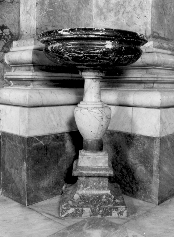 acquasantiera - a fusto - ambito romano (prima metà sec. XVII)