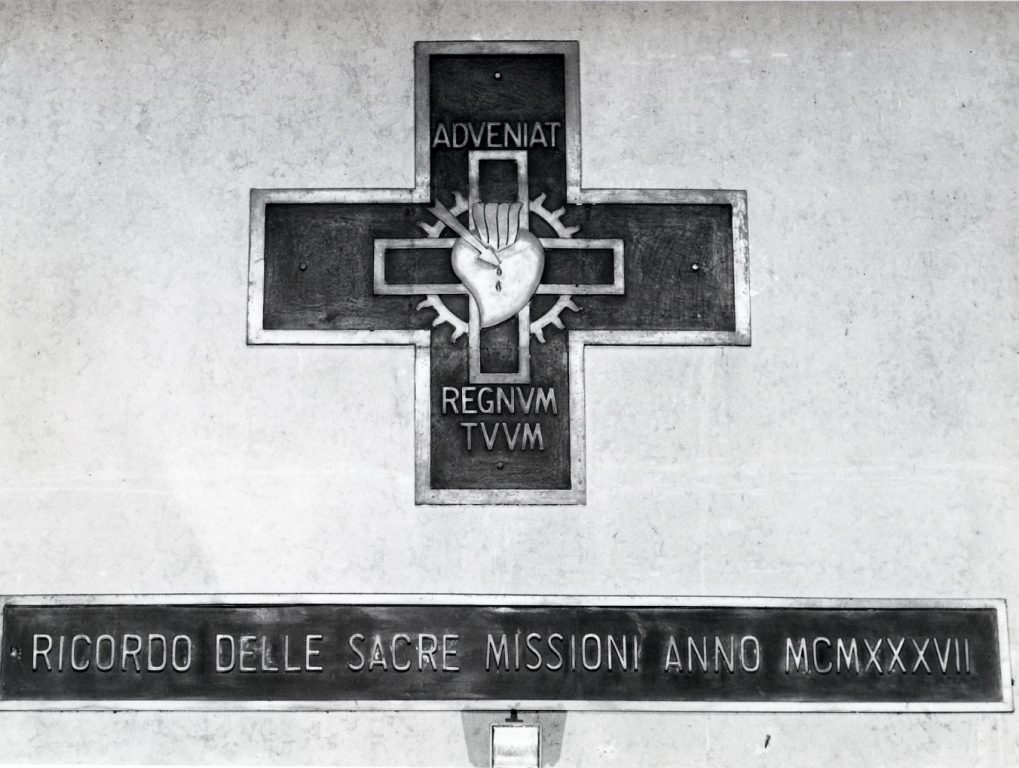 cuore ferito, croce (targa commemorativa, elemento d'insieme) di Piacentini Marcello, Petrassi Isnaldo (secondo quarto sec. XX)
