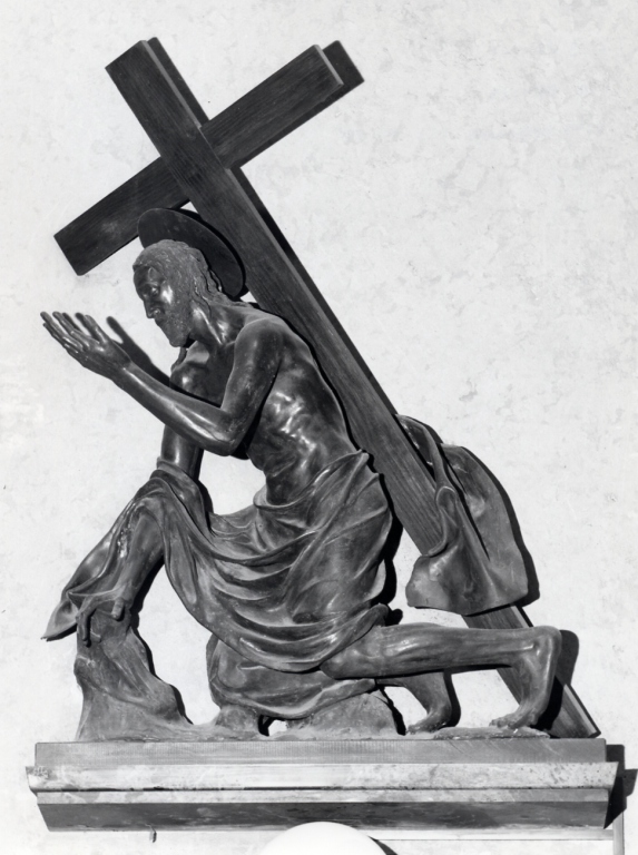 stazione VII: Gesù cade sotto la croce la seconda volta (Via Crucis) di Biagini Alfredo (secondo quarto sec. XX)