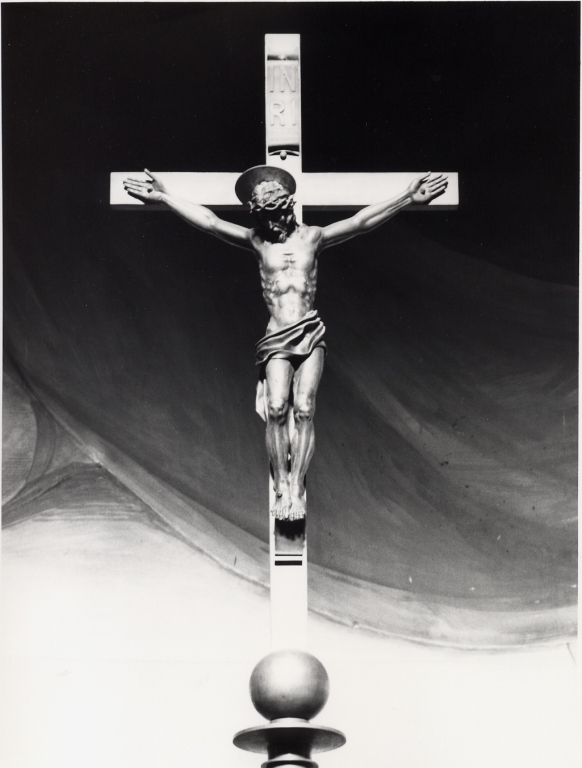 Cristo crocifisso (croce d'altare) di Biagini Alfredo, Piacentini Marcello (secondo quarto sec. XX)