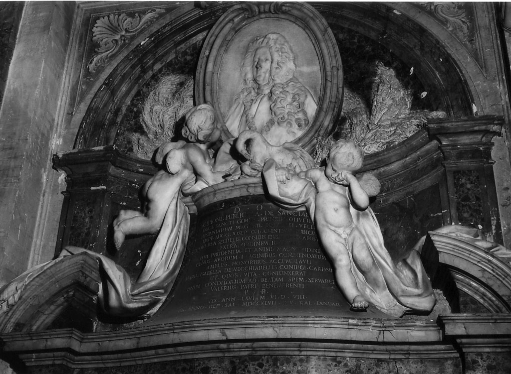 pellicano che imbocca i piccoli nel nido con angeli (gruppo scultoreo) di Maini Giovanni Battista (sec. XVIII)