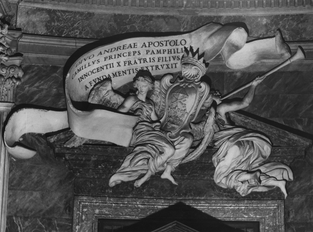 Fame con stemma principesco e cartiglio (scultura) di Rinaldi Giovanni detto Monsù Giovanni (sec. XVII)
