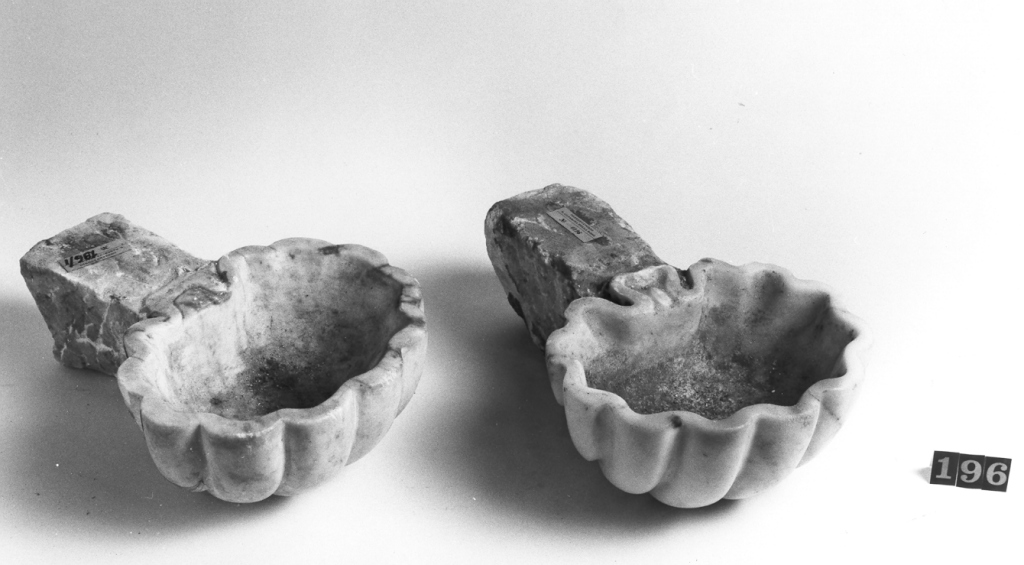 acquasantiera - ambito romano (sec. XVII)