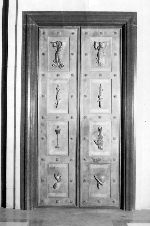simboli di Fede e di Guerra (porta - a due battenti, complesso decorativo) di Morbiducci Publio (sec. XX)