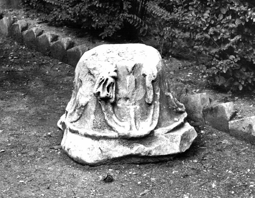 capitello, frammento - ambito romano (secc. III/ IV)