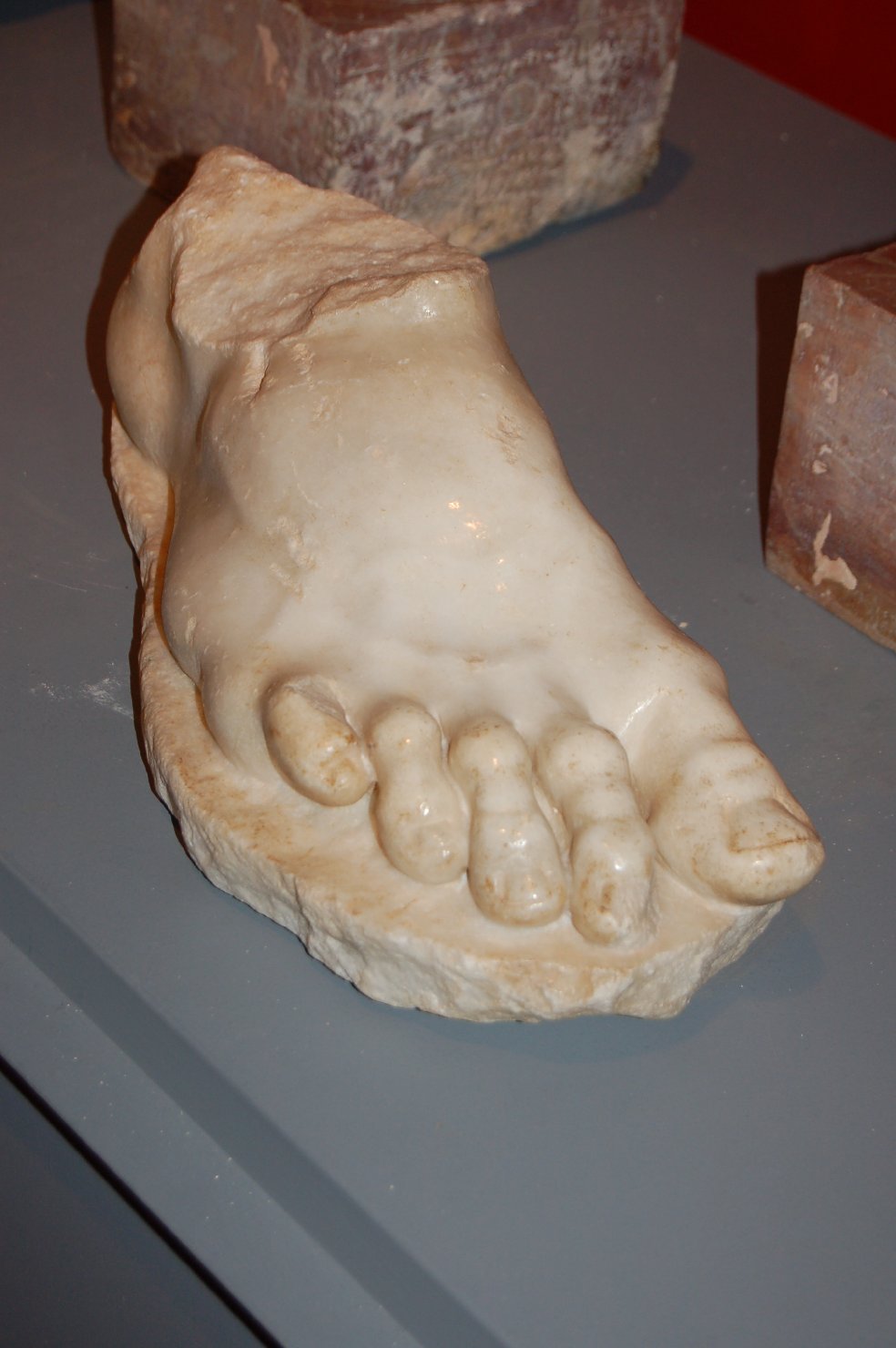 Piede di figura maschile (statua, frammento) - arte romana (secc. I/ II)