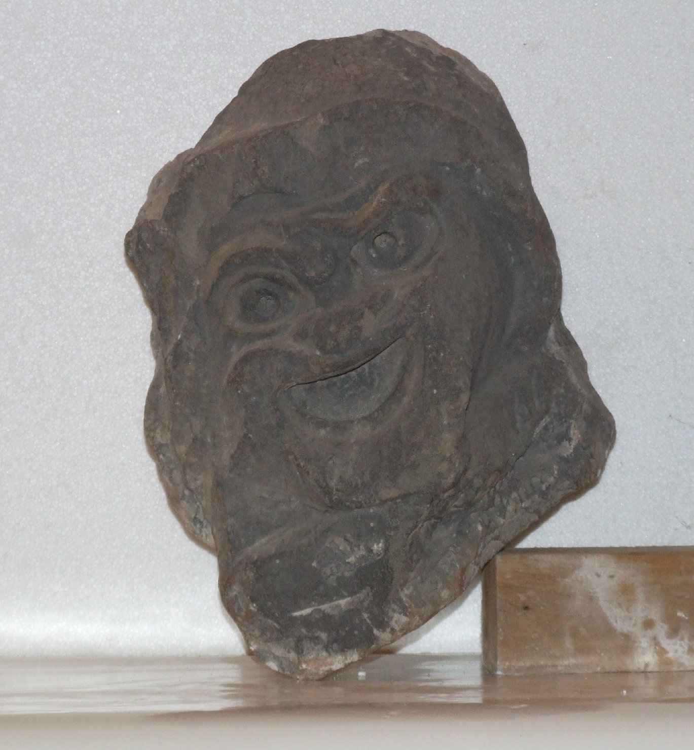 Maschera comica (gruppo scultoreo, frammento) - arte romana (secc. I/ II)