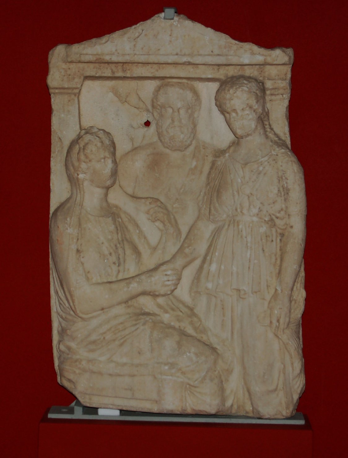 Scena di commiato funerario con due figure femminili e una maschile (stele funeraria, opera isolata) - arte greca (sec. IV a.C)