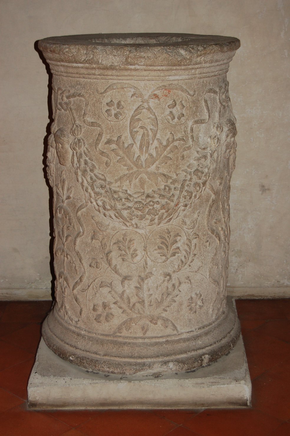 Ara funeraria (cippo, opera isolata) - arte romana (ultimo quarto sec. I a.C)