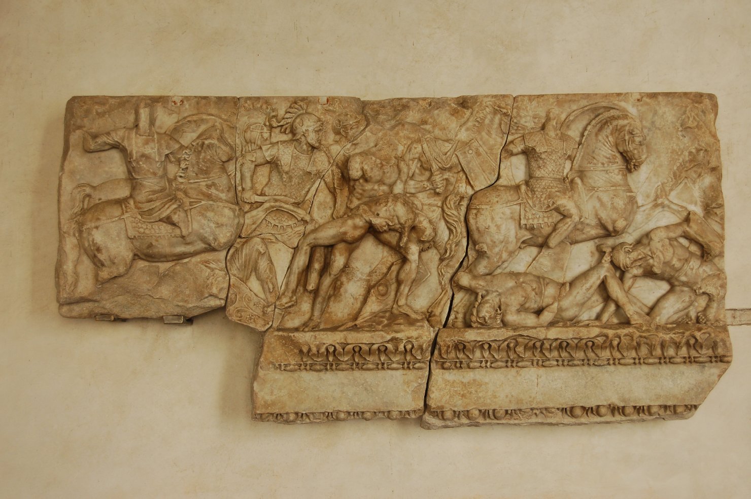 Lotta fra Romani e Galli (rilievo, frammento) - arte romana (ultimo quarto sec. I)
