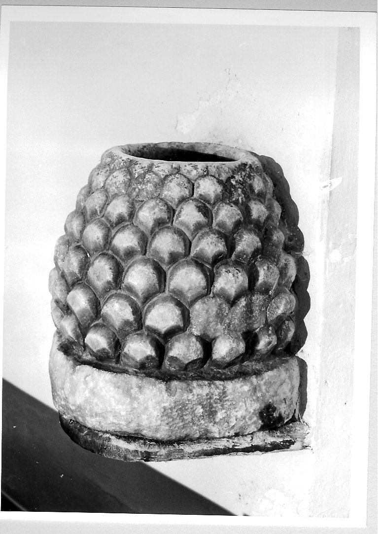 acquasantiera - bottega marchigiana (sec. XVI)