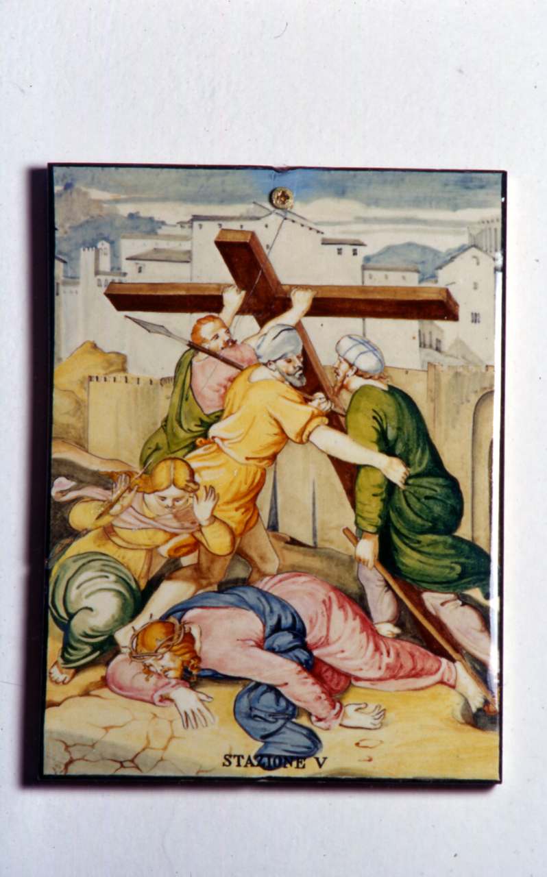 stazione V: Gesù aiutato da Simone il Cireneo a portare la croce (Via Crucis, elemento d'insieme) di Mainardi A (sec. XX)