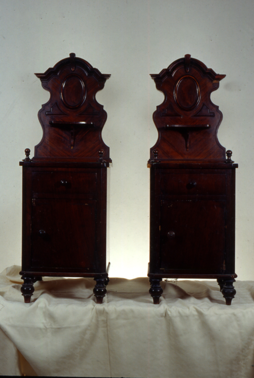 comodino - bottega marchigiana (inizio sec. XX)