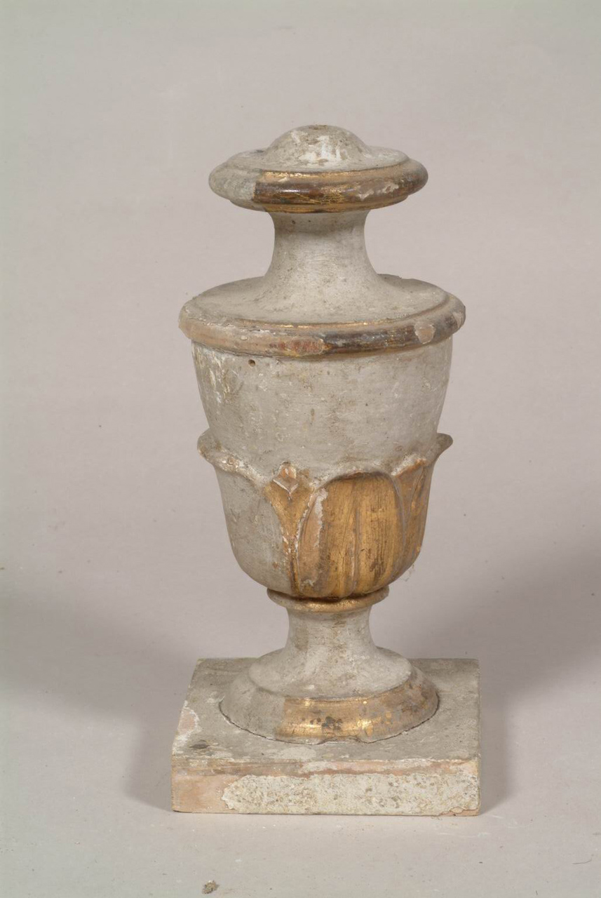 vaso d'altare con composizione floreale, elemento d'insieme - bottega marchigiana (sec. XIX)