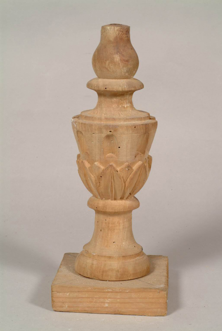 vaso d'altare con composizione floreale, elemento d'insieme - bottega marchigiana (prima metà sec. XX)