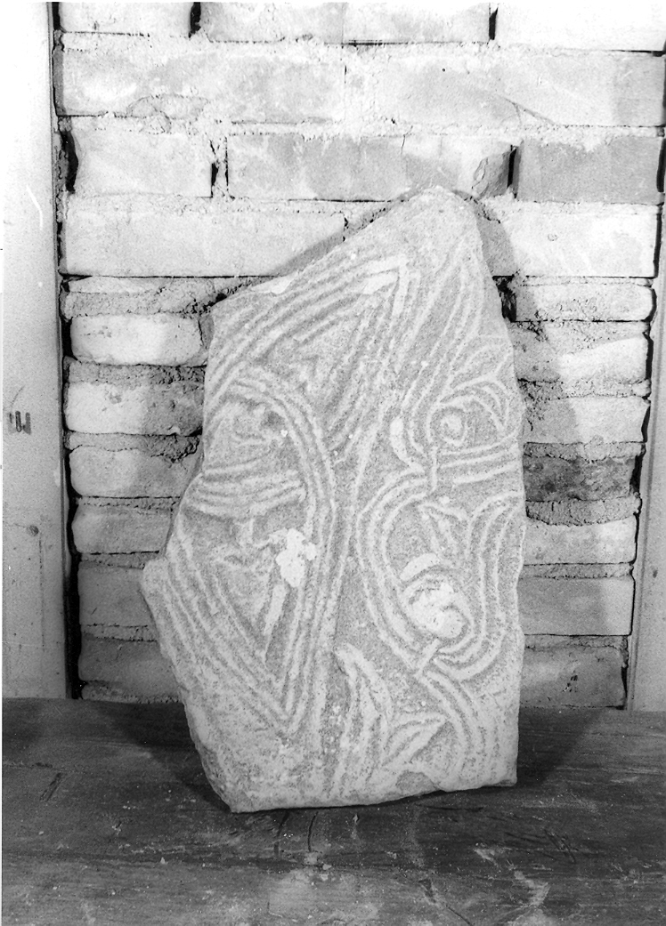 nastro intrecciato (rilievo, frammento) - bottega emiliano-romagnola (fine/inizio secc. X/ XI)