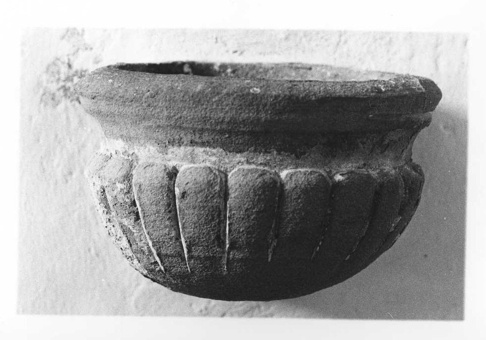 acquasantiera - bottega marchigiana (fine/inizio secc. XVI/ XVII)