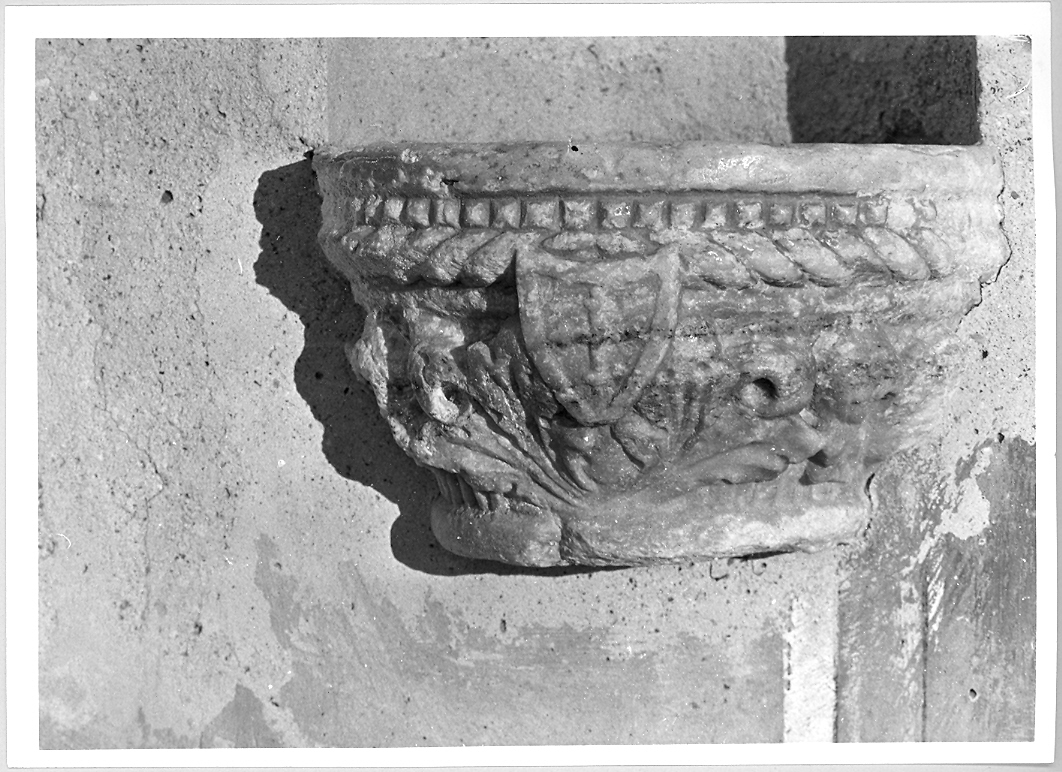 acquasantiera - manifattura marchigiana (fine/inizio secc. XV/ XVI)