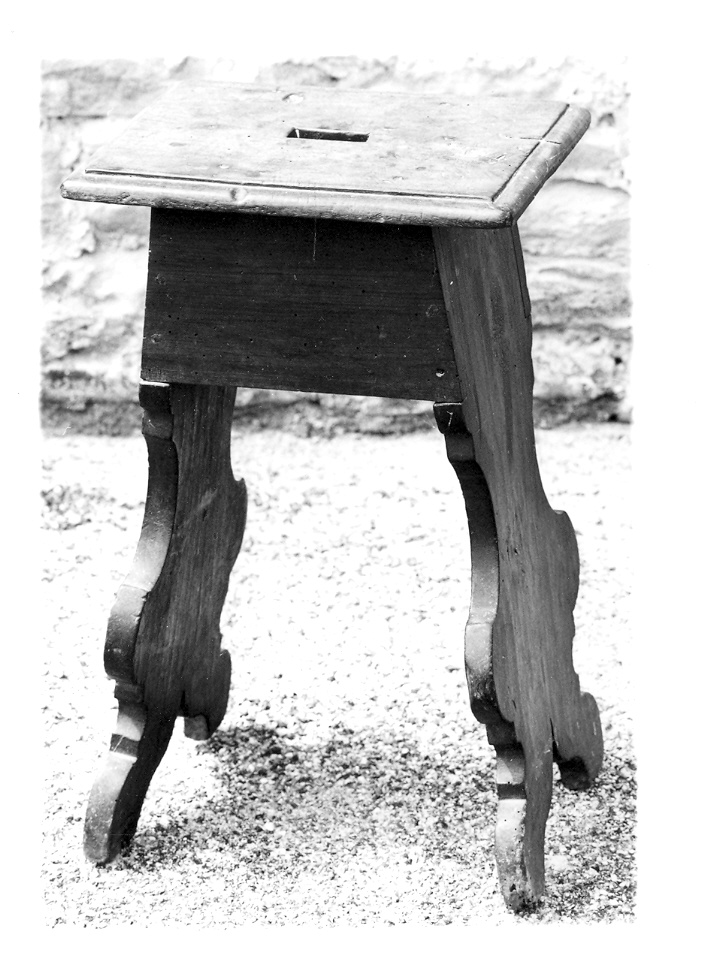 sgabello, coppia - bottega marchigiana (seconda metà, seconda metà sec. XIX, sec. XIX)