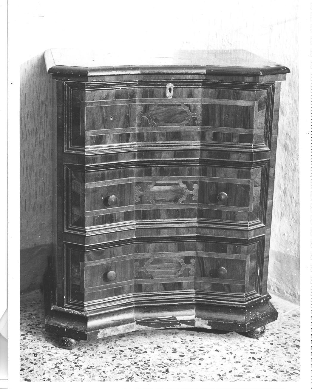 cassettone - bottega marchigiana (prima metà sec. XVIII)