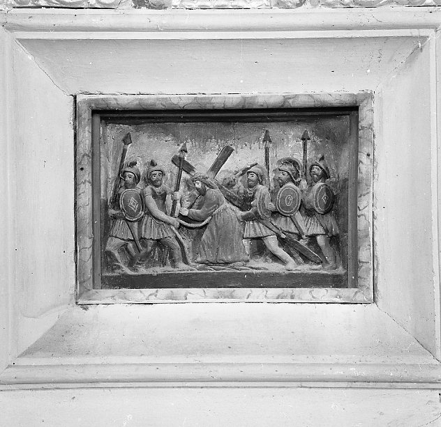 stazione II: Gesù caricato della croce (Via Crucis, elemento d'insieme) di Bollini Antonio (sec. XIX)