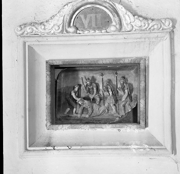 stazione VII: Gesù cade sotto la croce la seconda volta (Via Crucis, elemento d'insieme) di Bollini Antonio (sec. XIX)