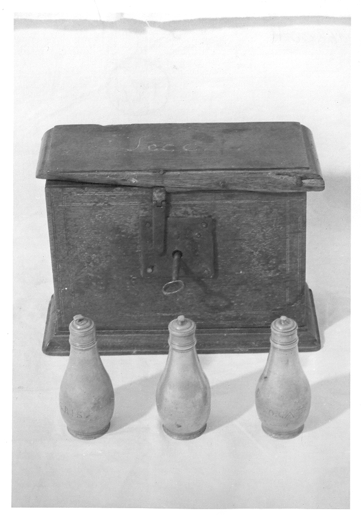 cofanetto per il servizio da viatico, elemento d'insieme - bottega italiana (sec. XIX)