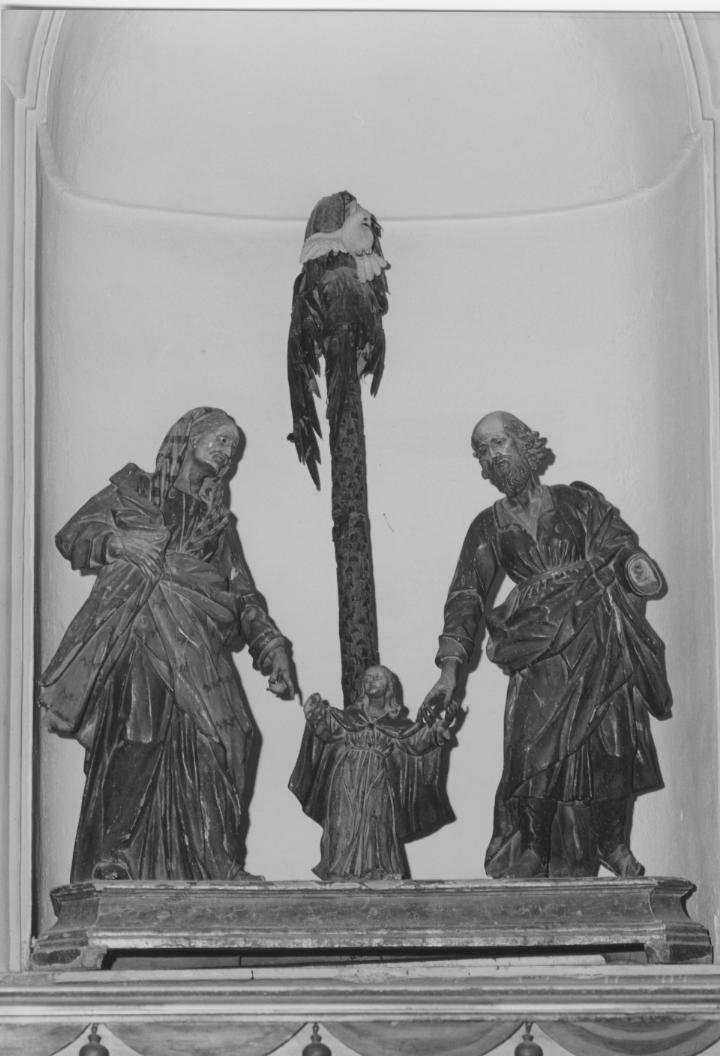 San Gioacchino e Sant'Anna accarezzano Maria Vergine bambina (gruppo scultoreo) di Lonis Giuseppe Antonio (metà sec. XVIII)