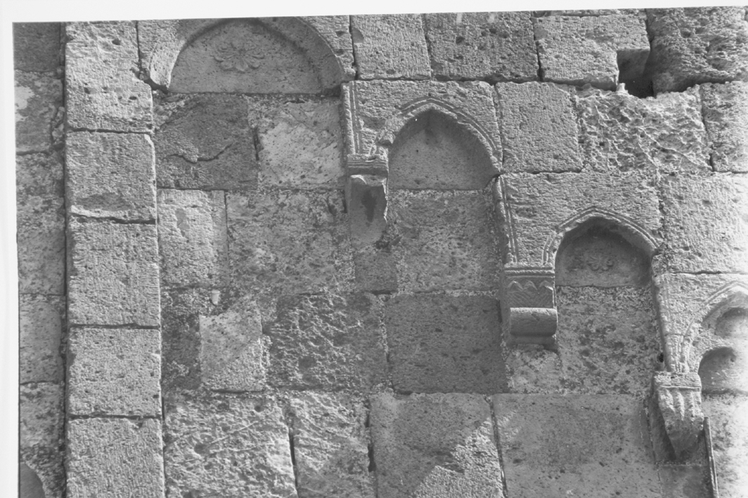motivo decorativo fitomorfo (mensola architettonica, serie) - bottega toscana (sec. XIV)