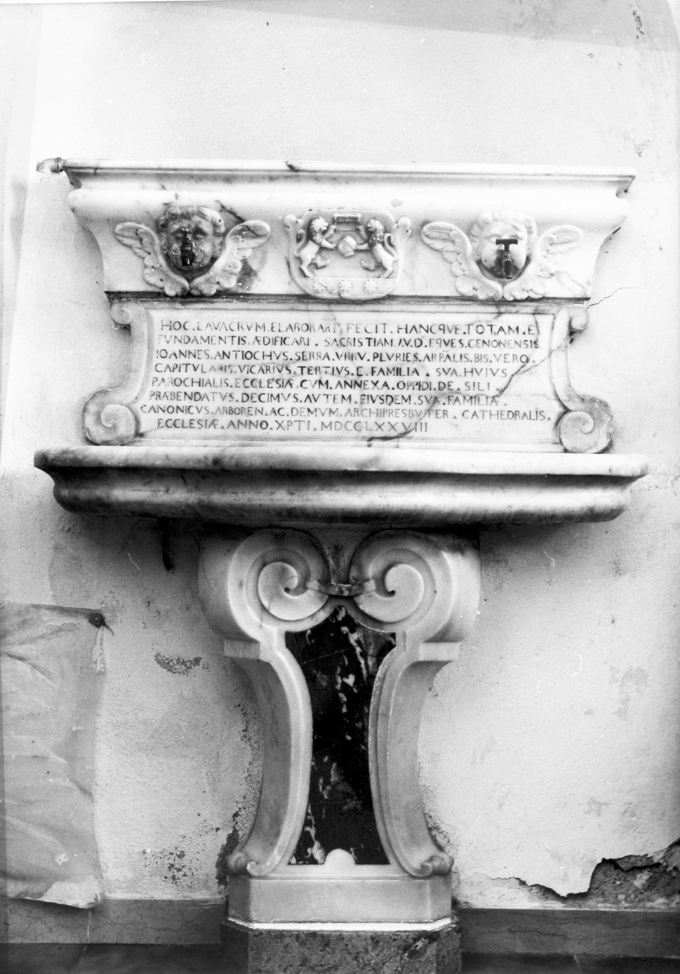 stemma gentilizio (lavabo da sacrestia) - bottega sarda (sec. XVIII)