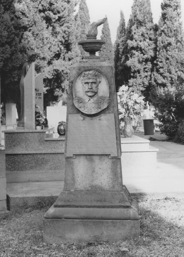 ritratto d'uomo (monumento funebre) di Sartorio Giuseppe (sec. XX)