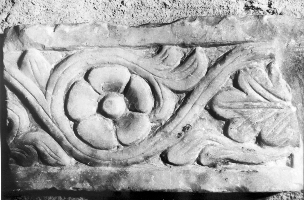 motivo decorativo fitomorfo (pilastro, frammento) - bottega bizantina (secc. VI/ IX)