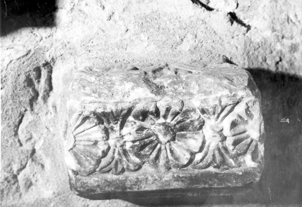 motivi decorativi vegetali (pilastrino, frammento) - bottega bizantina (secc. VIII/ XI)