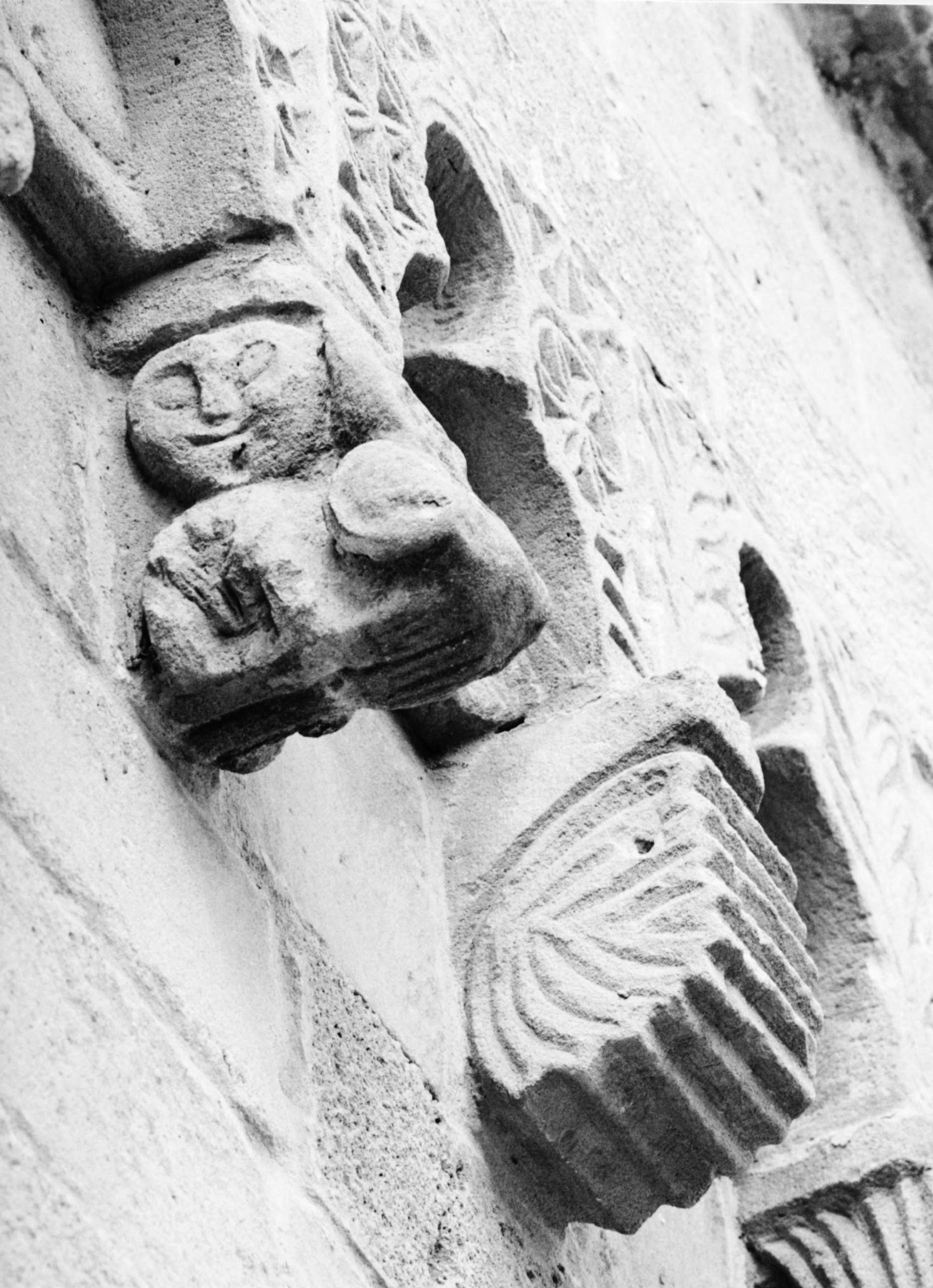 figura antropomorfa (mensola architettonica) - bottega lombarda (sec. XIII)