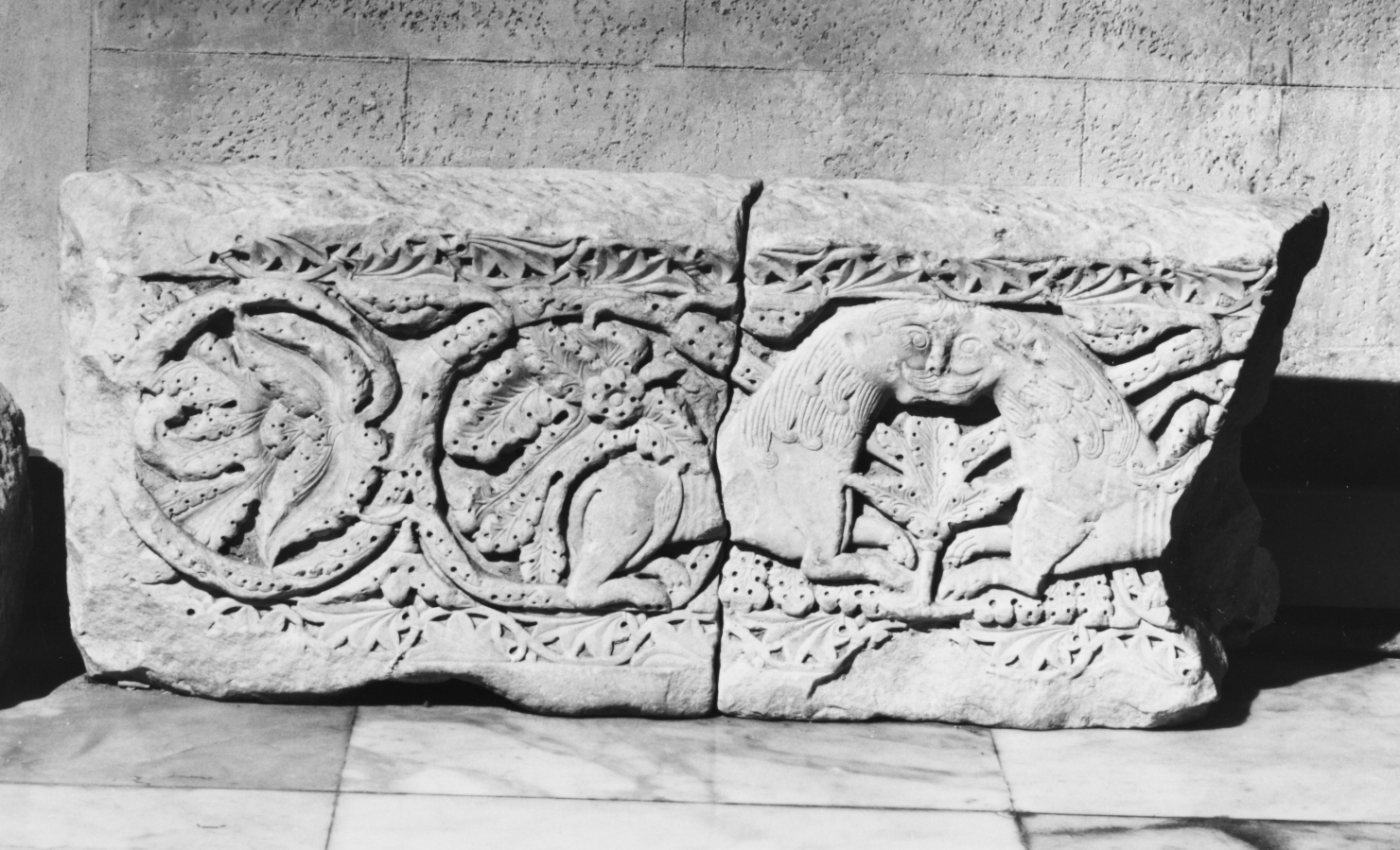 leoni (architrave di portale, frammento) - bottega pisana (ultimo quarto sec. XII)