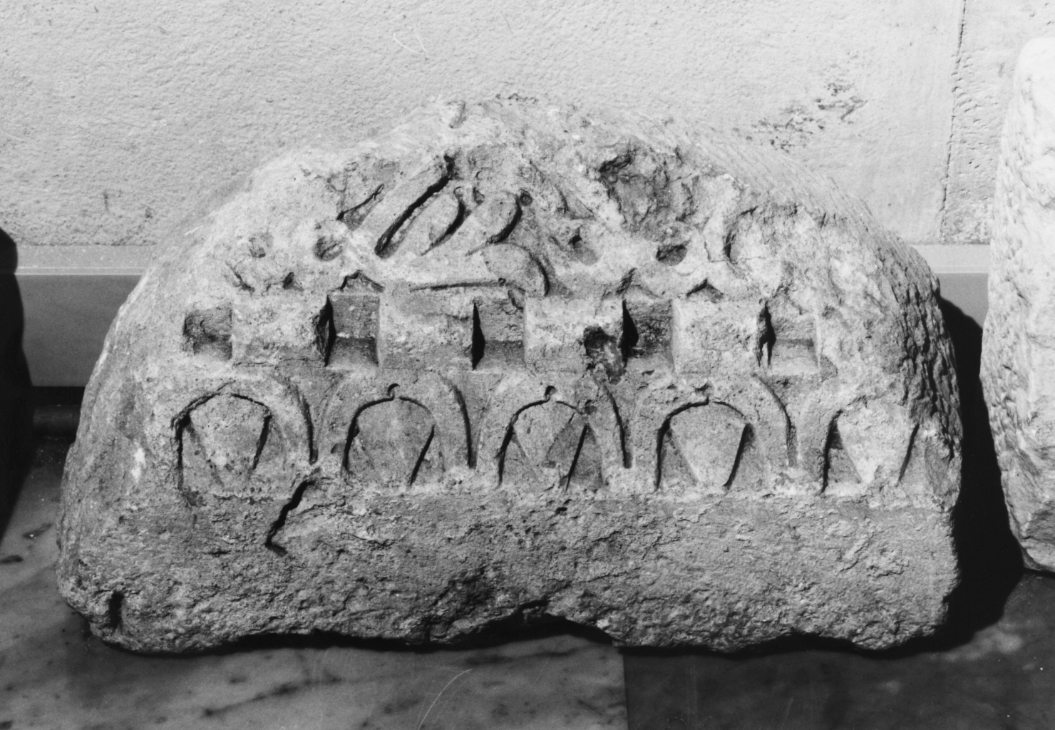 motivo decorativo geometrico (rilievo, frammento) - bottega pisana (ultimo quarto sec. XII)