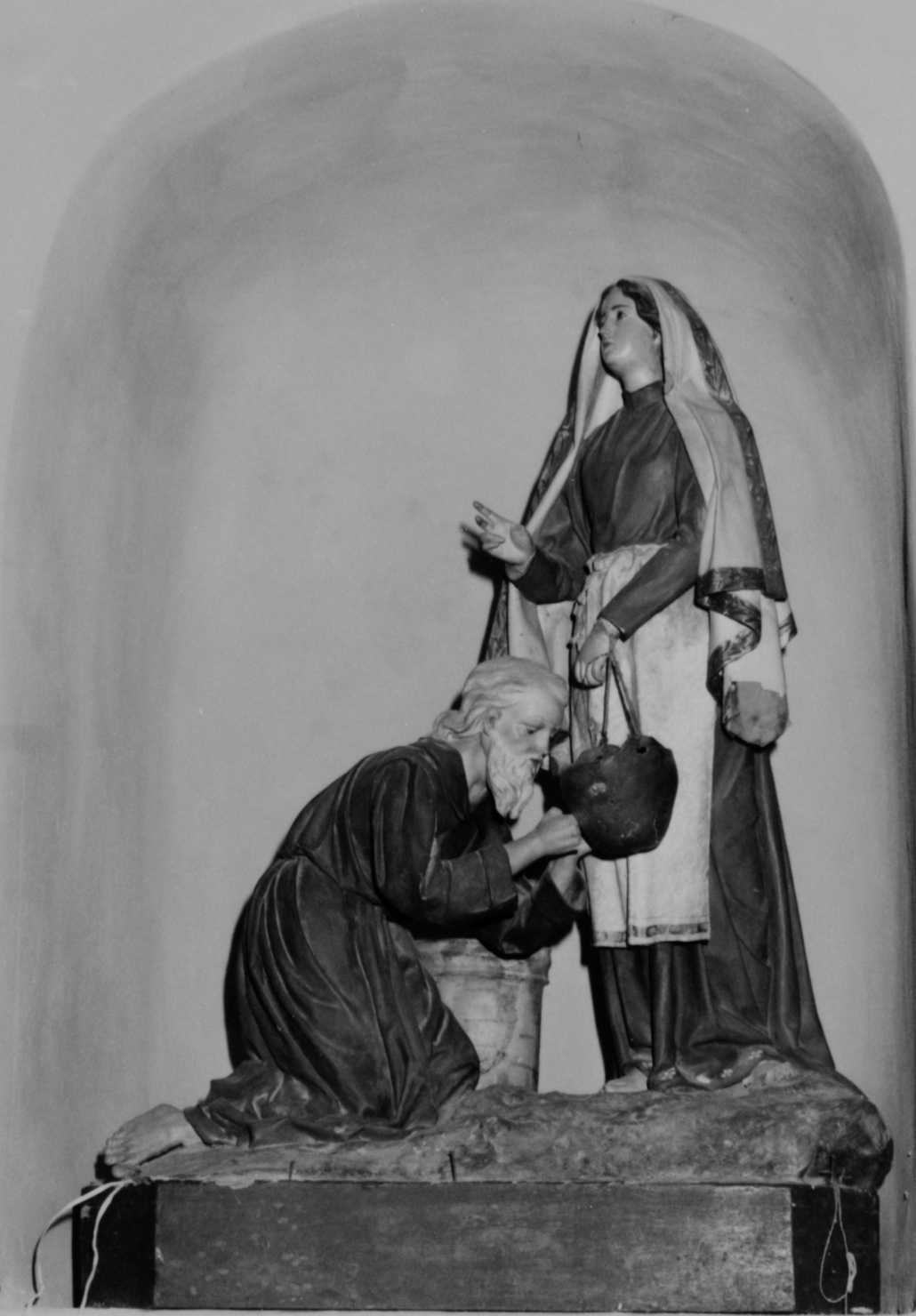 Santa Zita dà da bere ad un pellegrino (gruppo scultoreo) - bottega italiana (secondo quarto sec. XX)
