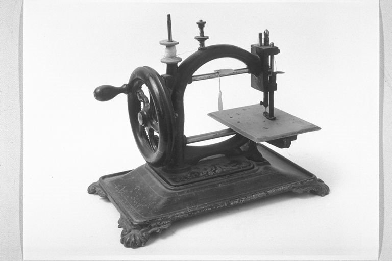 macchina per cucire, opera isolata - produzione inglese (sec. XIX)