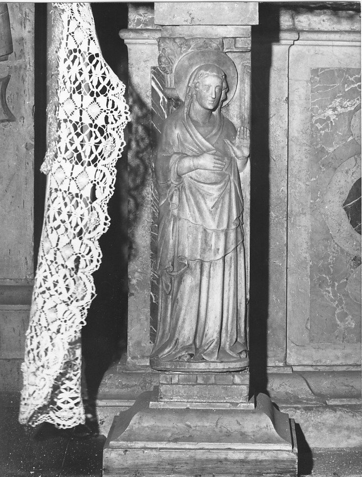 Madonna annunciata (statua, elemento d'insieme) di De Santi Filippo (attribuito) (seconda metà sec. XIV)
