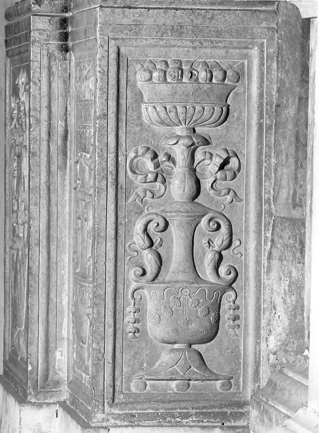 motivi decorativi a candelabra (rilievo, elemento d'insieme) di Maestro Modesto di Giorgio (attribuito) (sec. XVI)