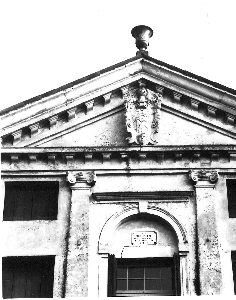 stemma con cimiero (rilievo) - ambito veneto (sec. XVIII)