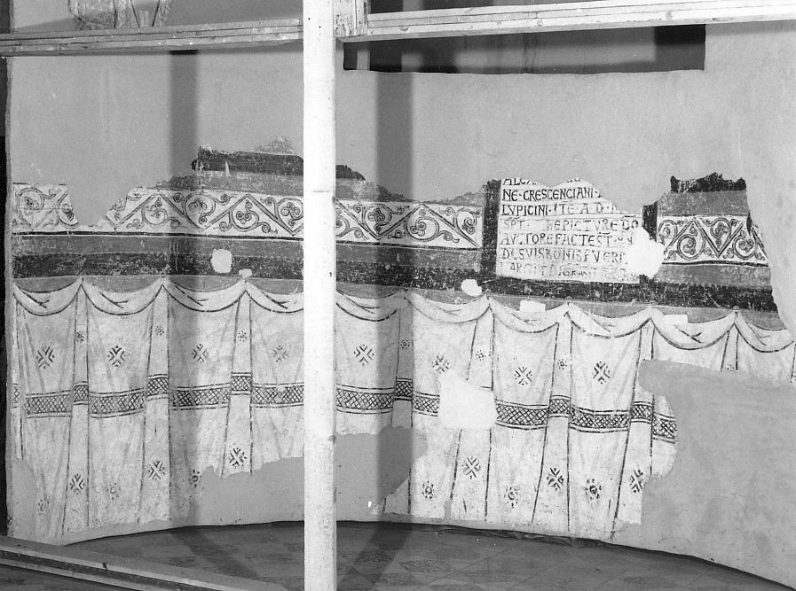 motivi decorativi a finti tendaggi (dipinto, elemento d'insieme) - ambito veronese (sec. XIII)