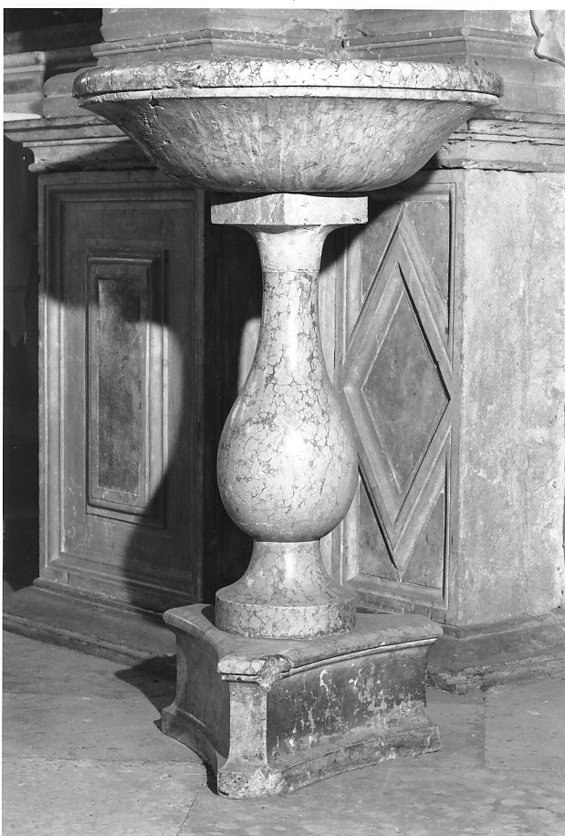 acquasantiera - a fusto, opera isolata - ambito veronese (sec. XVI)