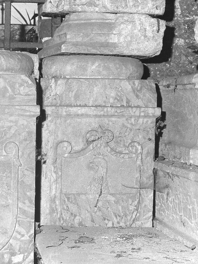 base di colonna, elemento d'insieme - ambito veneto (sec. XVI)