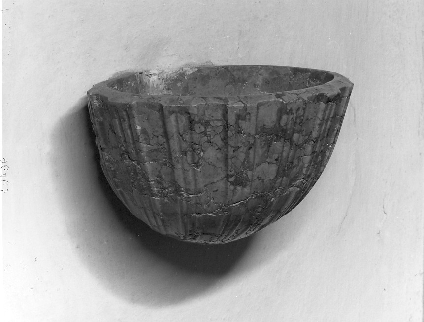 acquasantiera da parete - ambito bassanese (secc. XIX/ XX)