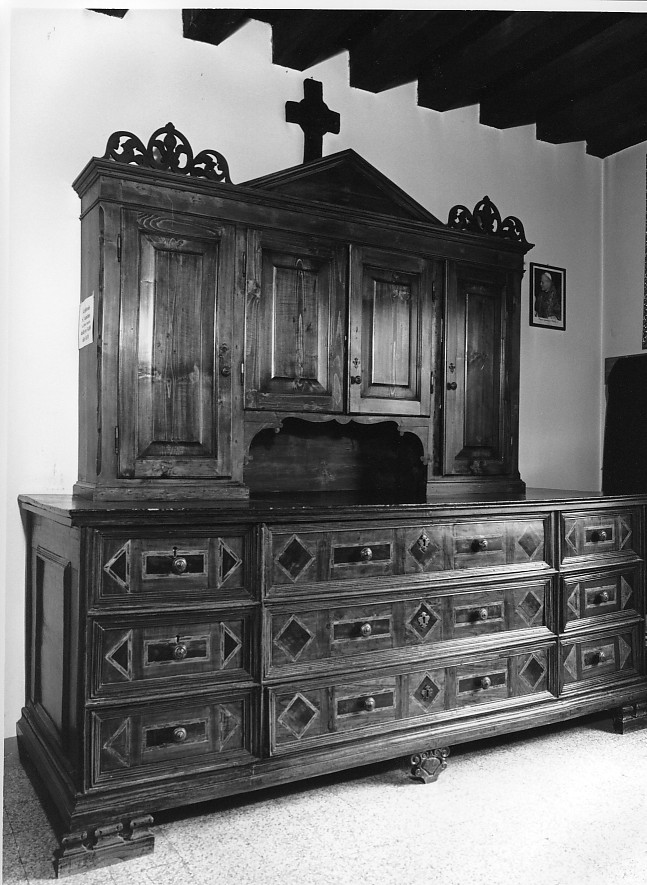 mobile da sacrestia con alzata - ambito veneto (prima metà sec. XVIII)