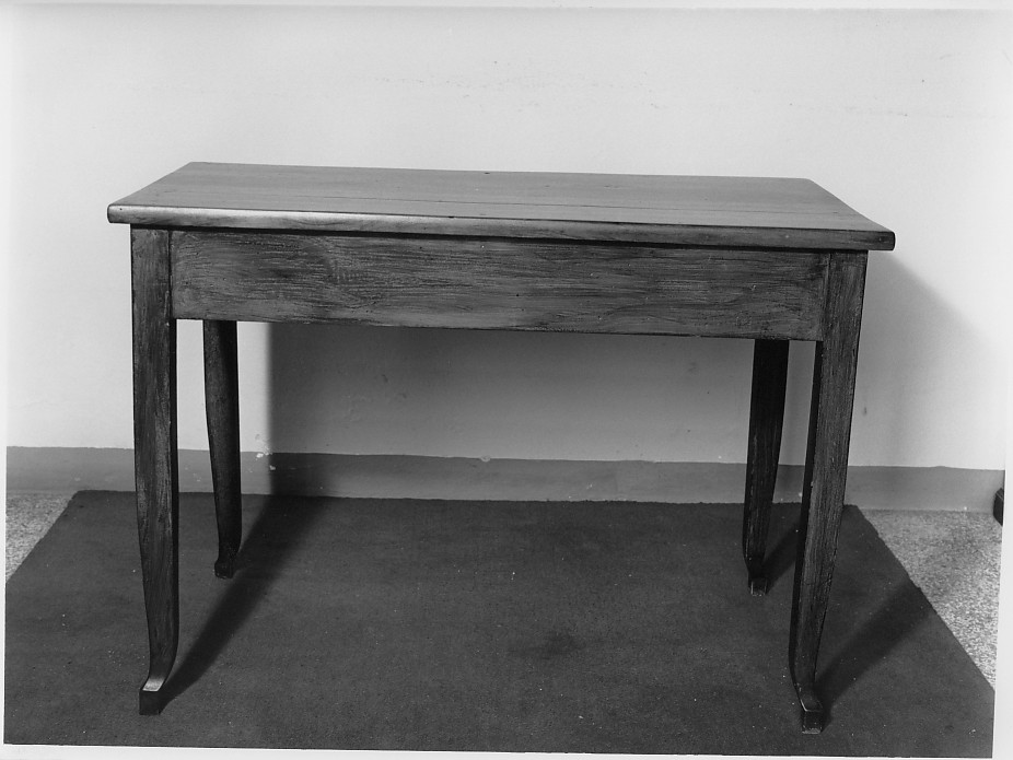 tavolino - ambito veneto (primo quarto sec. XX)