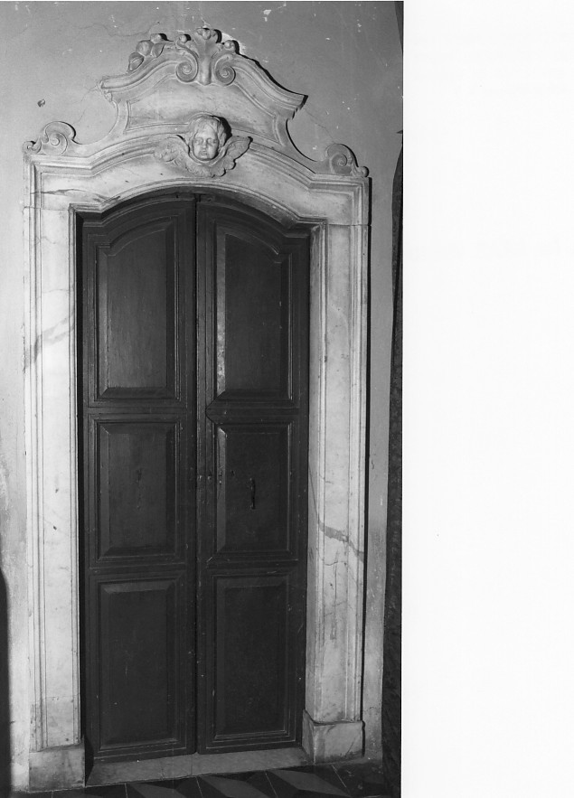 cherubino con ghirlanda di fiori (portale - ad arco) - ambito veneto (prima metà sec. XVIII)