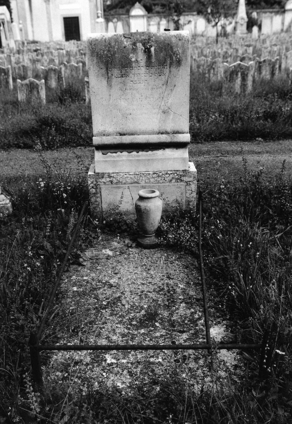 lapide tombale - ambito veneto (sec. XX)