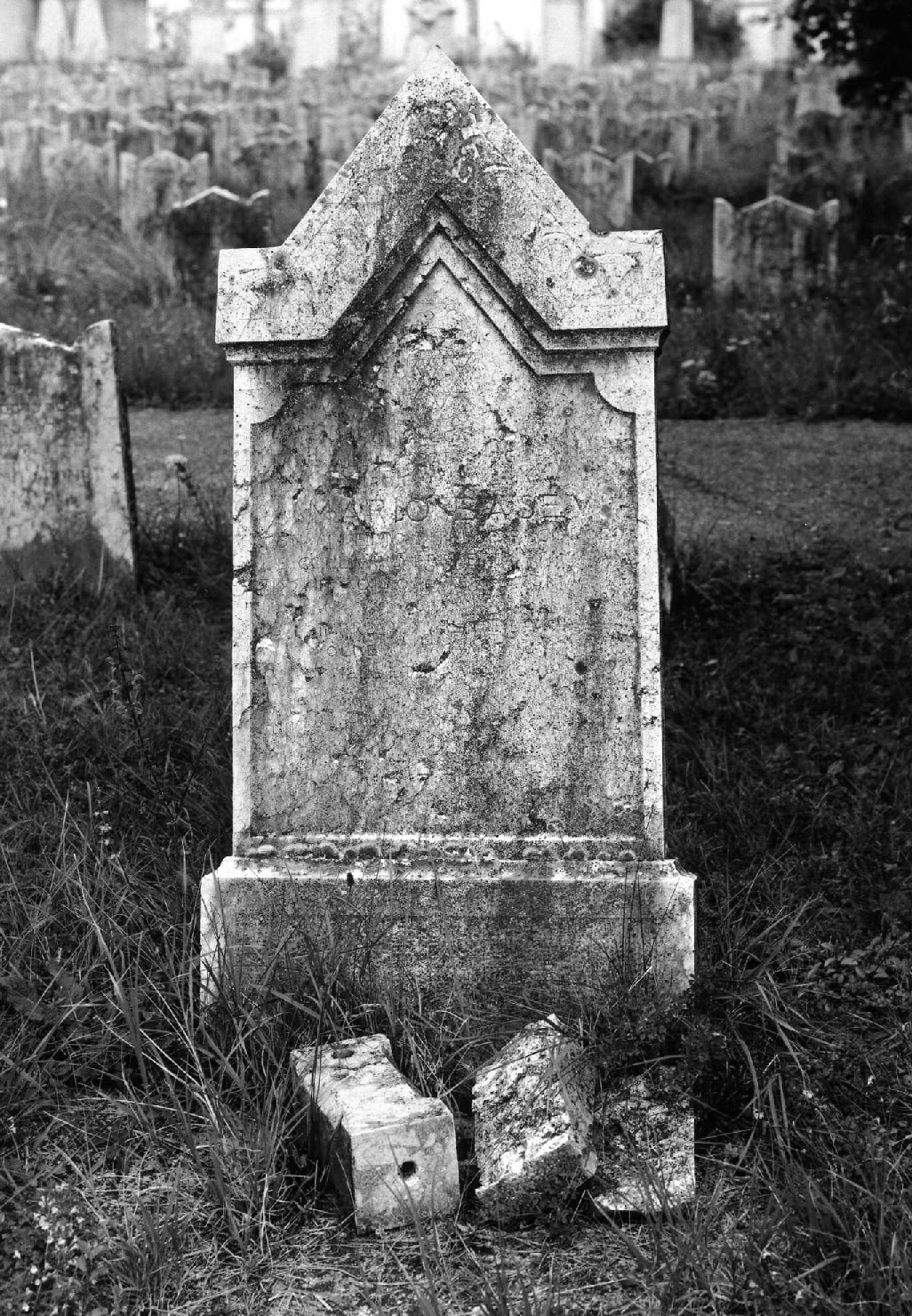 lapide tombale - ambito veneto (sec. XX)